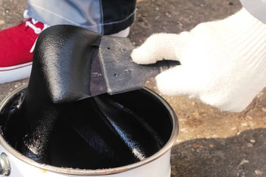 Spatula üzerinde bituminous mastic. bina karışımları ve kaplamalar.