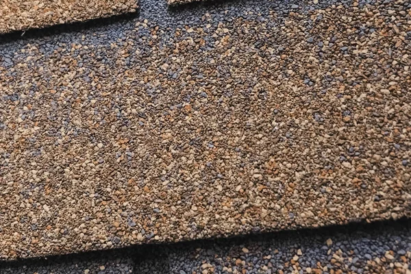 Bituminöse Ziegel für ein Dach. das Dach aus dem bituminösen Ziegel. moder — Stockfoto