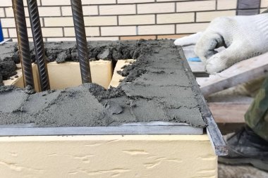 Binanın destek sütunlarının tuğlaları. Tuğla işi.