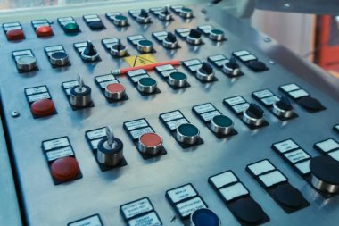 Sondaj platformunun kontrol panelindeki cihazlar. düğmeler ve m