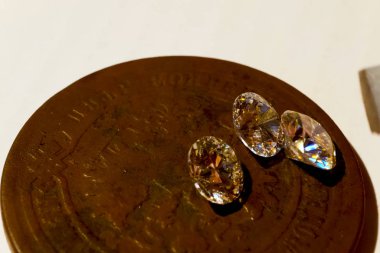 Elmaslar metal standında yapay..