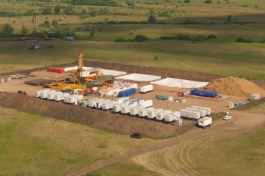 Sondaj kulesi, petrol sondajı alanında ekipman..