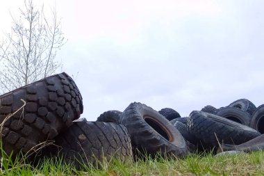 Eski otomobil lastiklerinin dökülmesi. Eski tekerlek