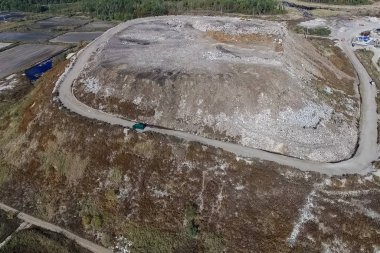 Çöplük, çöplük manzarası. Çöp Doldur.