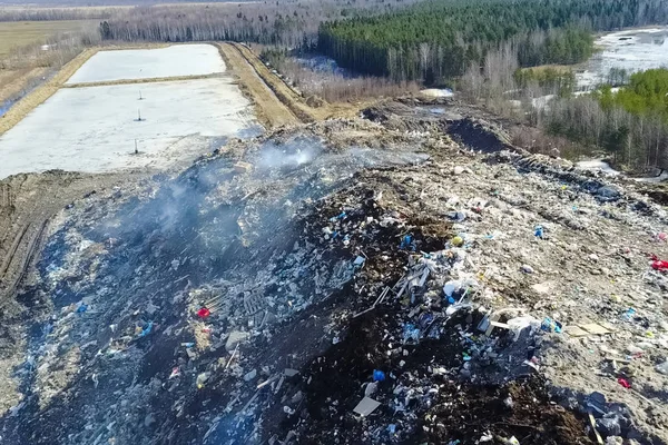 Wysypisko śmieci, najlepszy widok na śmieci. Składowisko odpadów. — Zdjęcie stockowe