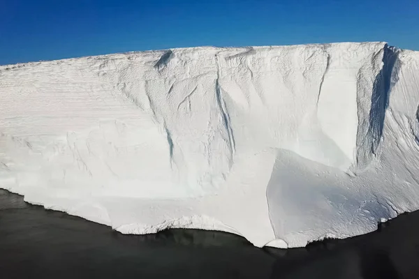 Antarktika 'nın buz dizileri. Antarktika 'daki buzdağları — Stok fotoğraf