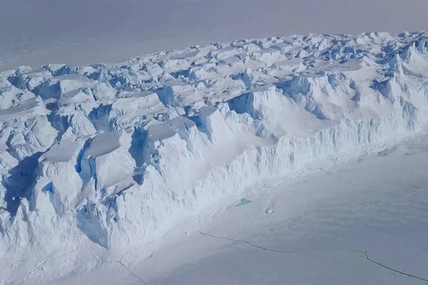 Antarktika 'nın buz dizileri. Antarktika 'daki buzdağları — Stok fotoğraf