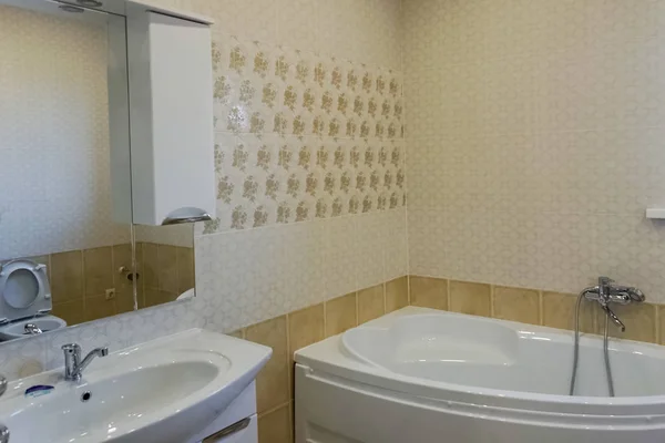 Innenausbau eines Badezimmers in einem neuen Haus. — Stockfoto