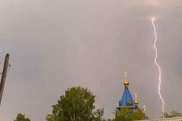 Rayo durante una tormenta en el cielo por encima de la cúpula y cr —  Fotos de Stock