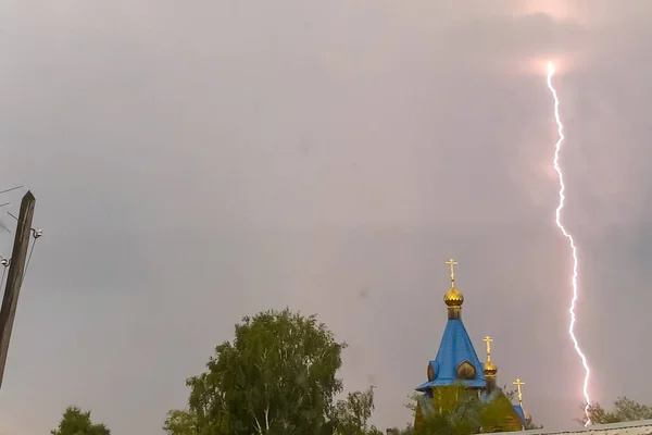 Foudre lors d'un orage dans le ciel au-dessus du dôme et cr — Photo