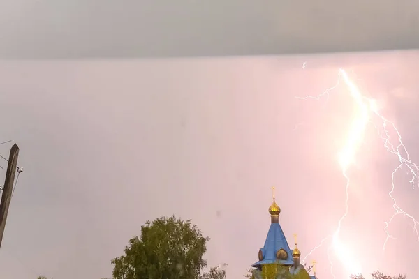 在圆顶和圆顶上方的天空中的雷雨中闪电 — 图库照片