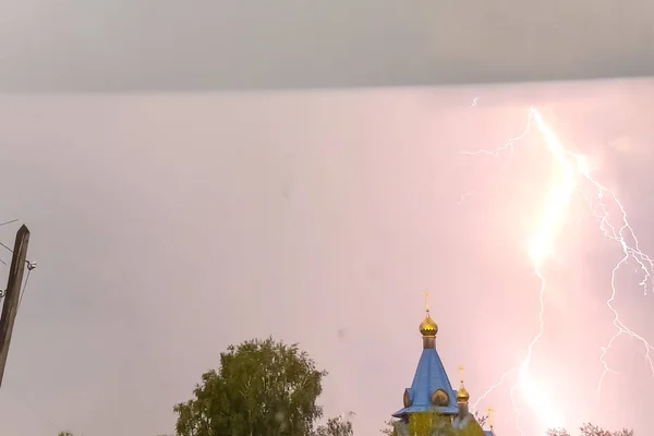 Bliksem tijdens een onweersbui in de lucht boven de koepel en cr — Stockfoto