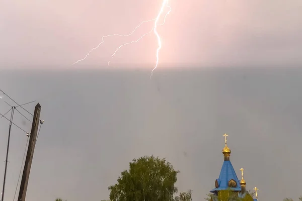 Blesk během bouřky na obloze nad kupolí a cr — Stock fotografie