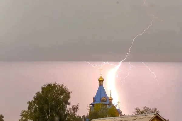 Blitz während eines Gewitters am Himmel über der Kuppel und — Stockfoto