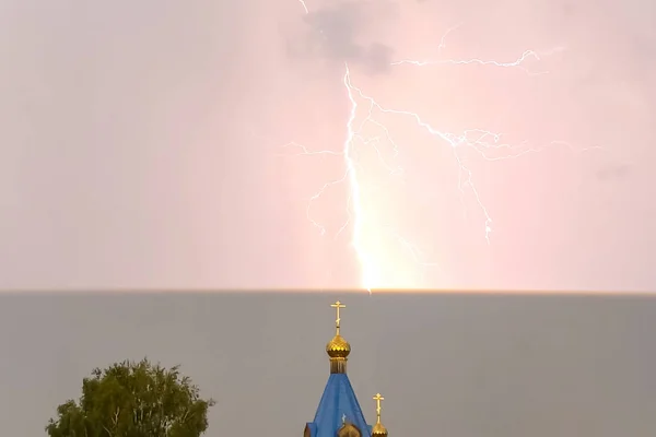 Lightning during a thunderstorm in the sky above the dome and cr — Stock Photo, Image