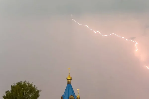 Relâmpago durante uma tempestade no céu acima da cúpula e cr — Fotografia de Stock