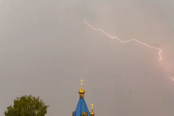Błyskawica podczas burzy na niebie nad kopułą i kr — Zdjęcie stockowe