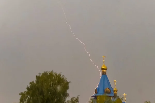 Lightning during a thunderstorm in the sky above the dome and cr — Stock Photo, Image