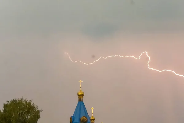 Rayo durante una tormenta en el cielo por encima de la cúpula y cr —  Fotos de Stock
