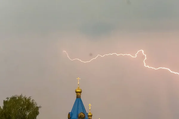 在圆顶和圆顶上方的天空中的雷雨中闪电 — 图库照片