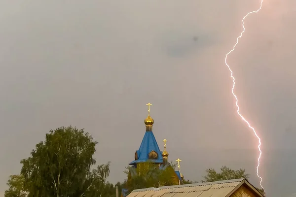 Blitz während eines Gewitters am Himmel über der Kuppel und — Stockfoto