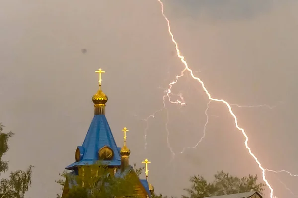 Молния во время грозы в небе над куполом и кр. — стоковое фото
