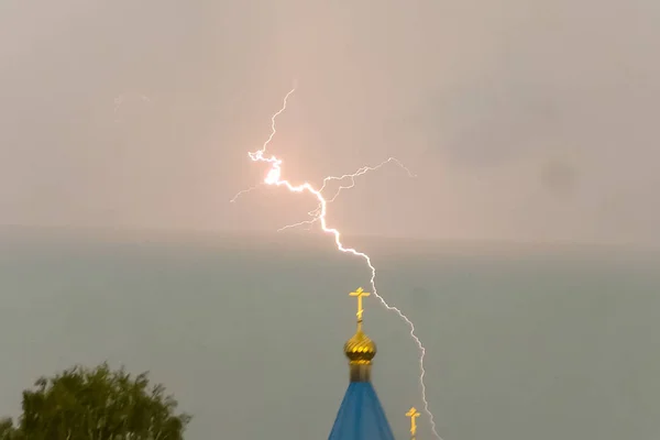 Relâmpago durante uma tempestade no céu acima da cúpula e cr — Fotografia de Stock