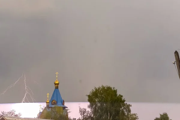 Молния во время грозы в небе над куполом и кр. — стоковое фото