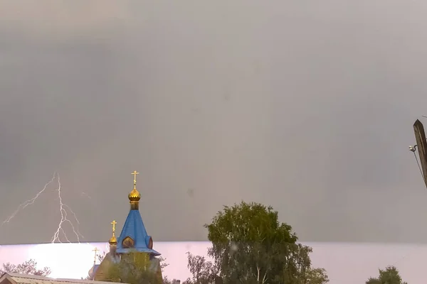 Relâmpago durante uma tempestade no céu acima da cúpula e cr — Fotografia de Stock