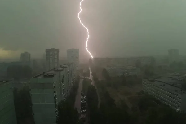 Un fulmine durante un temporale nel cielo. Fenomeno naturale — Foto Stock