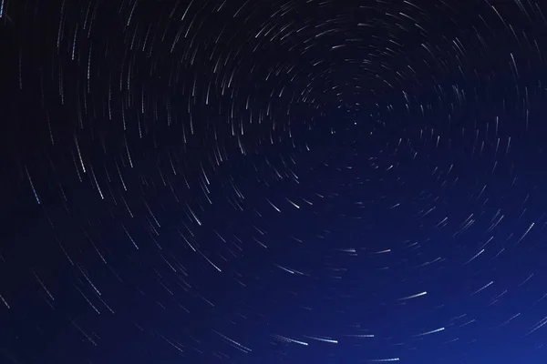 Long exposure starry sky, twisted tracks of stars. — Stock Photo, Image