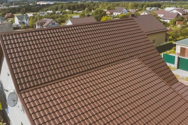 Bruine metalen tegel op het dak van het huis. Gegolfd metalen dak — Stockfoto