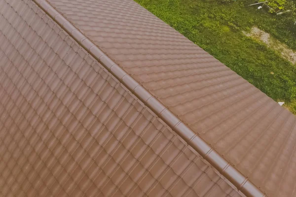 Bruine metalen tegel op het dak van het huis. Gegolfd metalen dak — Stockfoto