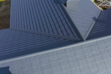 Oluklu metal çatı ve metal çatı. Modern çatıdan yapılma.