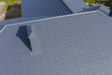 Oluklu metal çatı ve metal çatı. Modern çatıdan yapılma.