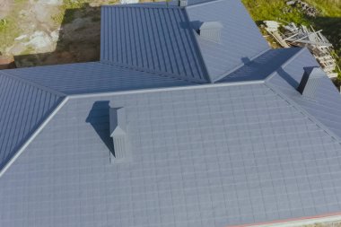 Oluklu metal çatı ve metal çatı. Modern çatıdan yapılma.