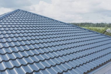 Oluklu metal çatı ve metal çatı. Modern çatıdan yapılma.
