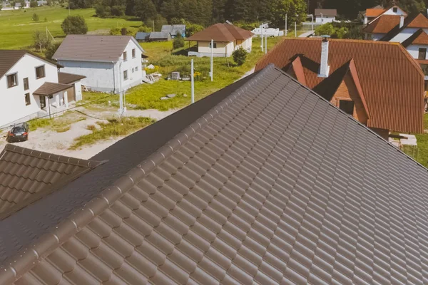 Brun metallplatta på taket av huset. Korrugerat metalltak — Stockfoto