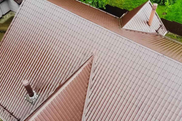 Techo de metal corrugado y techos de metal. Techo moderno hecho de met —  Fotos de Stock