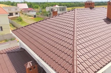 Oluklu metal çatı ve metal çatı. Modern çatıdan yapılma.
