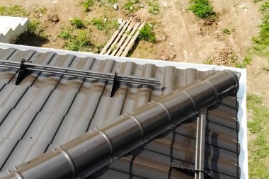 Oluklu metal çatı ve metal çatı. Modern çatıdan yapılma.