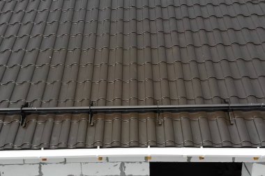 Oluklu metal çatı ve metal çatı. Modern çatıdan yapılma.