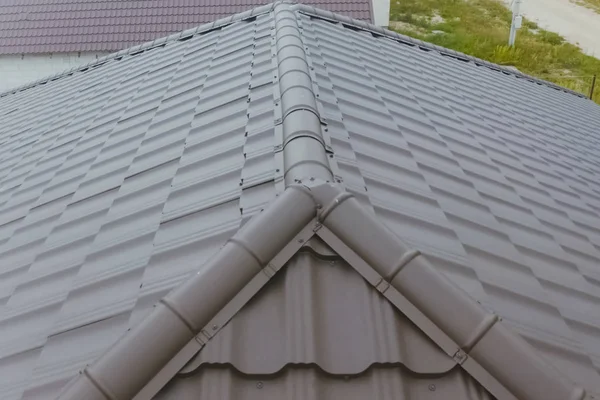 Corrugated metal roof and metal roofing. Modern roof made of met — Stock Photo, Image