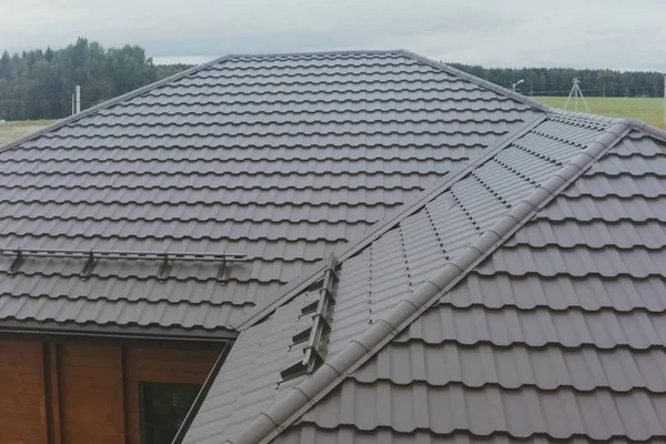 Vlnitá kovová střecha a kovová střecha. Moderní střecha z met — Stock fotografie