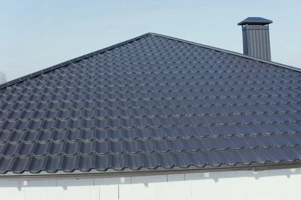 Гофрированная металлическая крыша и металлическая кровля. Современная крыша из мрамора — стоковое фото