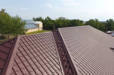 Oluklu metal çatı ve metal çatı. Modern çatıdan yapılma.