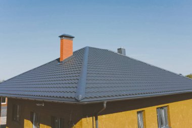 Oluklu metal çatı ve metal çatı. Modern çatıdan yapılma.