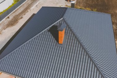 Oluklu metal çatı ve metal çatı. Modern çatıdan yapılma.