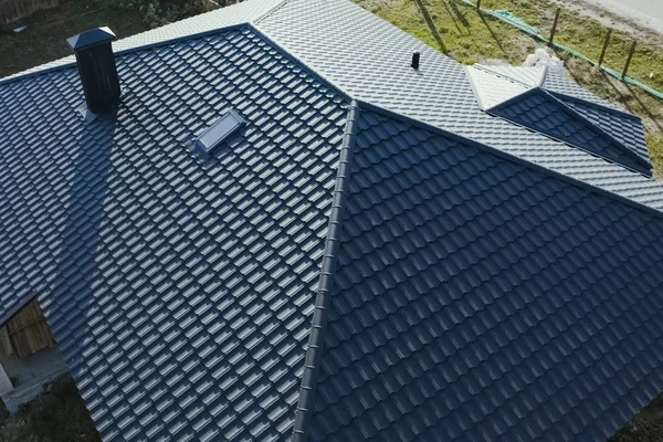 波纹金属屋顶和金属屋顶。 现代屋顶由满足制成 — 图库照片
