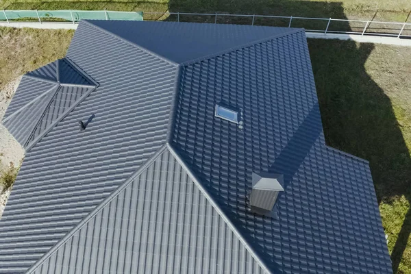 Κυματοειδής μεταλλική στέγη και μεταλλική στέγη. Σύγχρονη στέγη από πληρούνται — Φωτογραφία Αρχείου